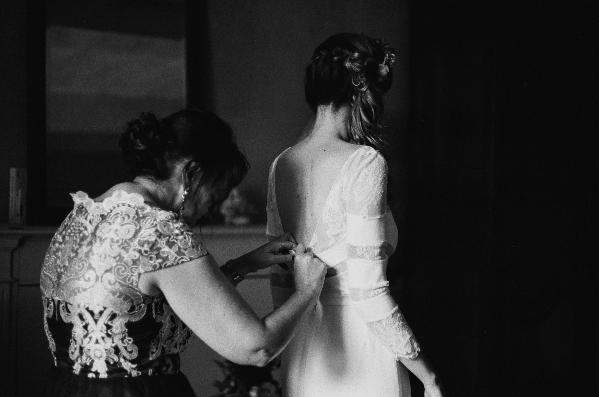 Mariée et sa mère préparatifs Manoir de la Fresnaye argentique noir et blanc