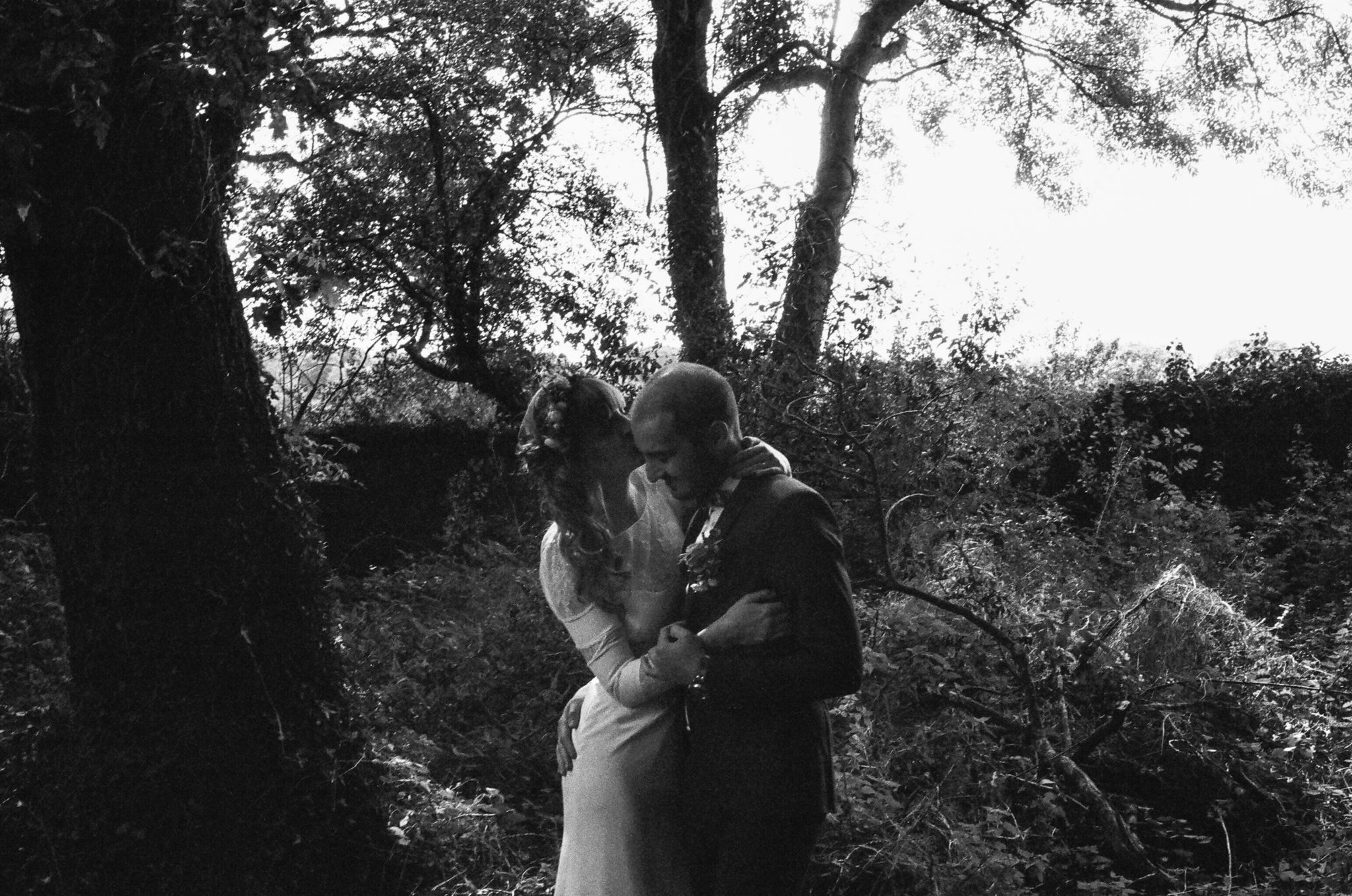 Photo de couple parc Manoir de la Fresnaye argentique noir et blanc