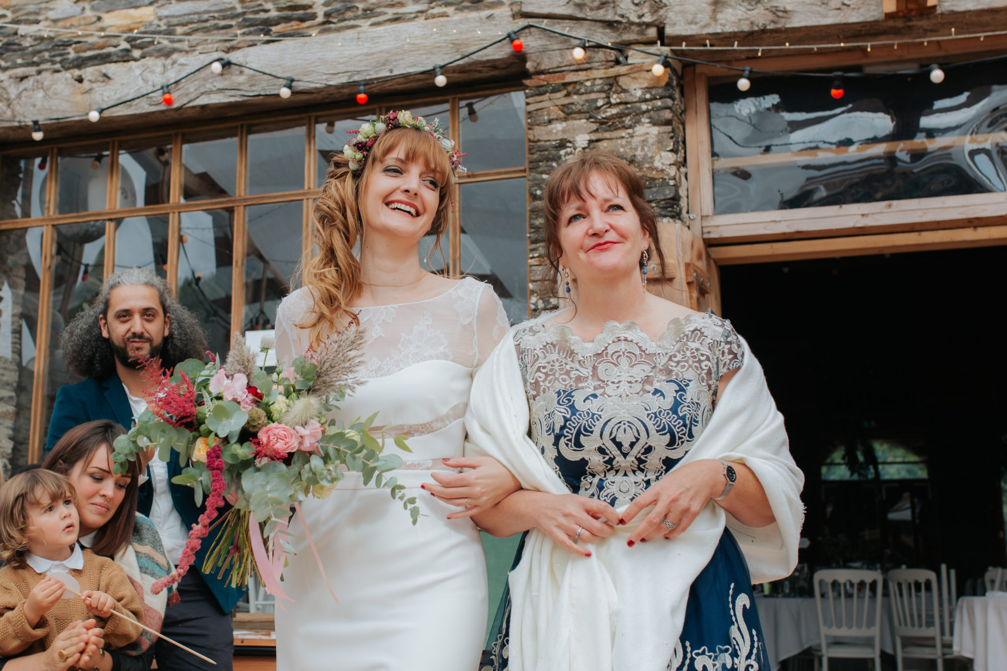 Cérémonie laïque verrière manoir Fresnaye entrée mariée et sa mère