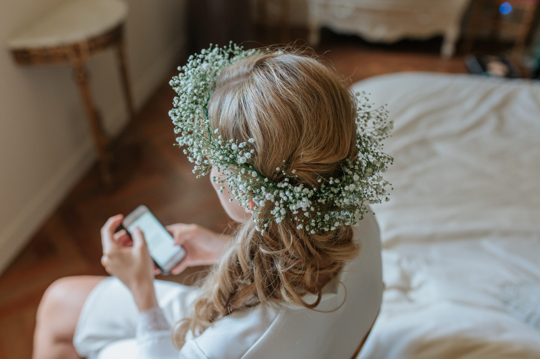 Préparatifs mariée couronne gypsophile Domaine Laumondiere Bagnoles de l'Orne