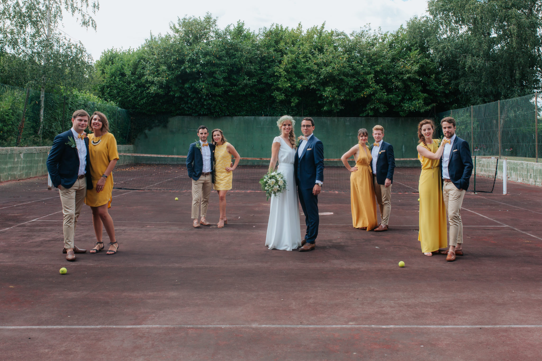 Portrait mariés témoins bridesmaids terrain tennis La ferté Macé