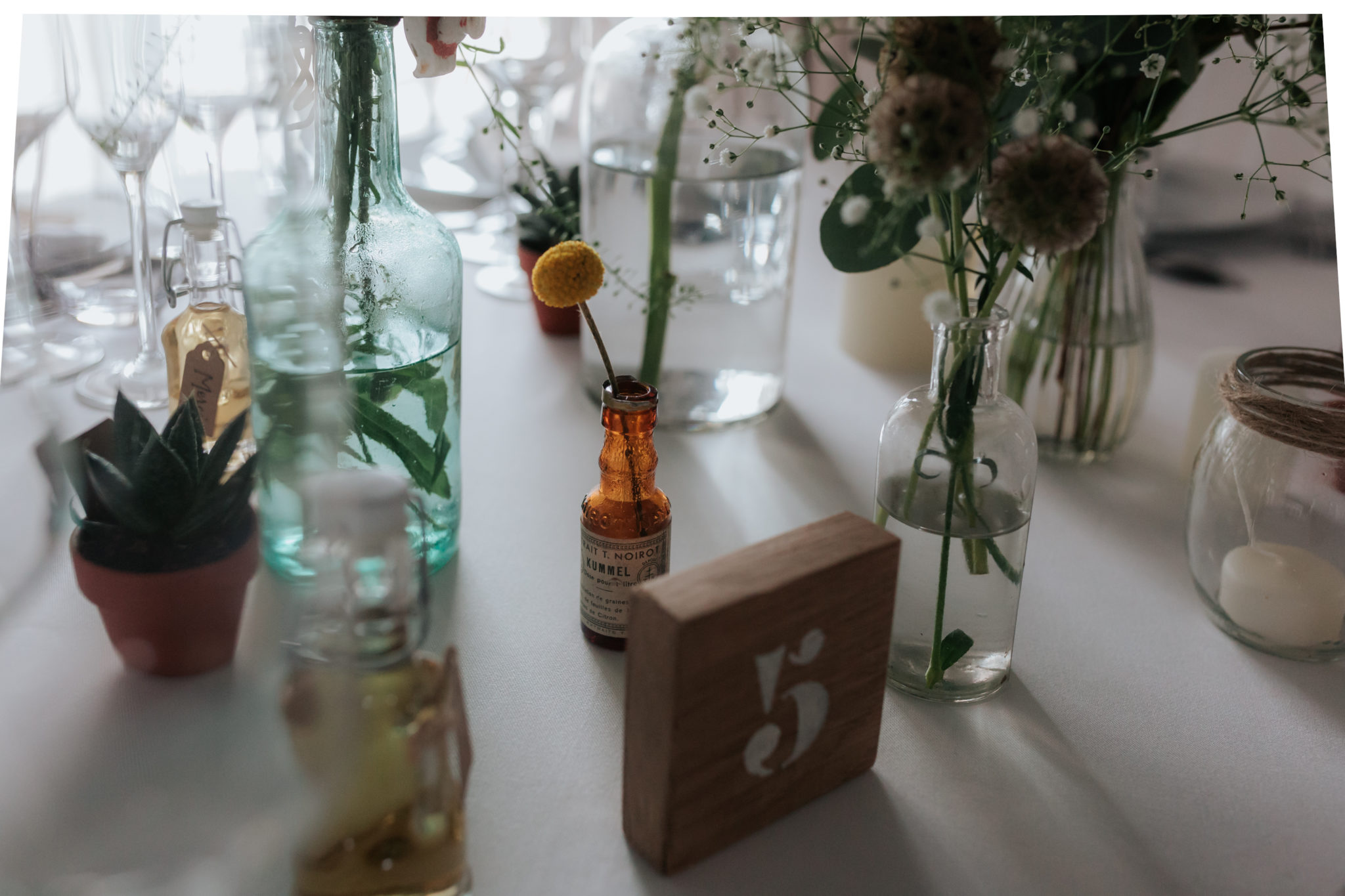 Décoration tables fleurs flacon kinfolk botanique Domaine Laumondiere Bagnoles de l'Orne