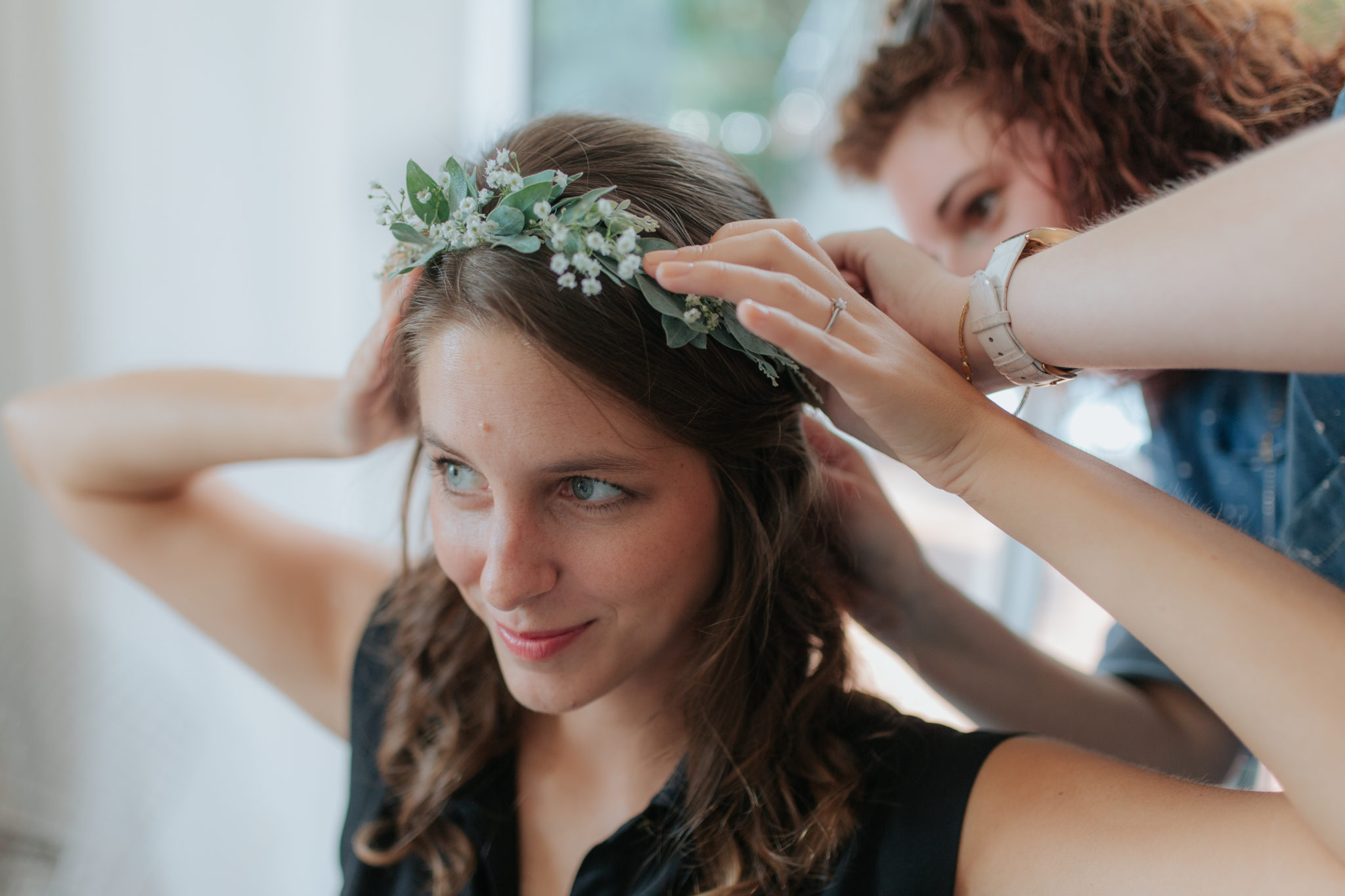 Préparatifs mariée coiffure couronne fleurs Deauville