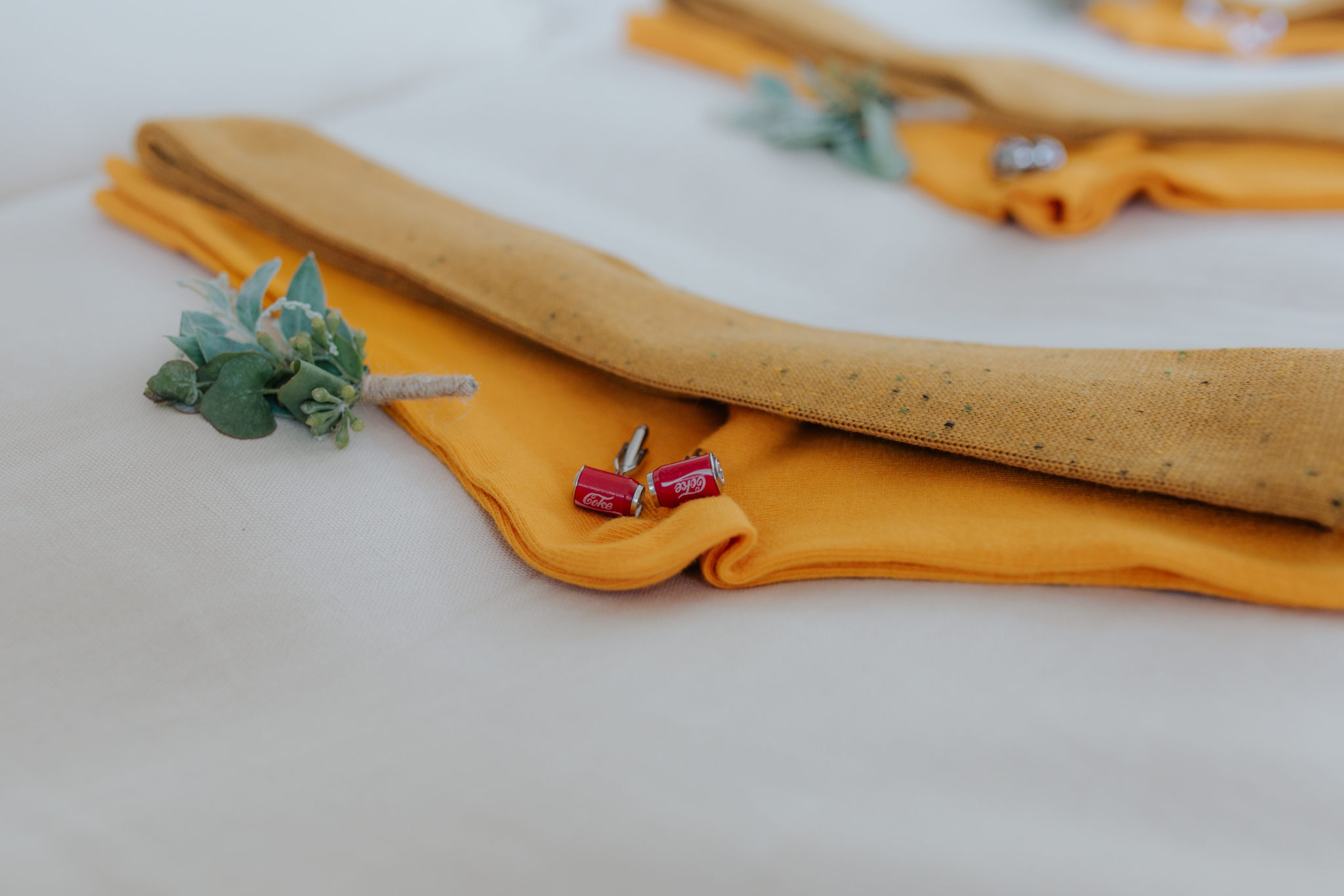 Préparatifs marié Trouville accessoires témoins chaussettes boutons manchettes boutonnière jaune