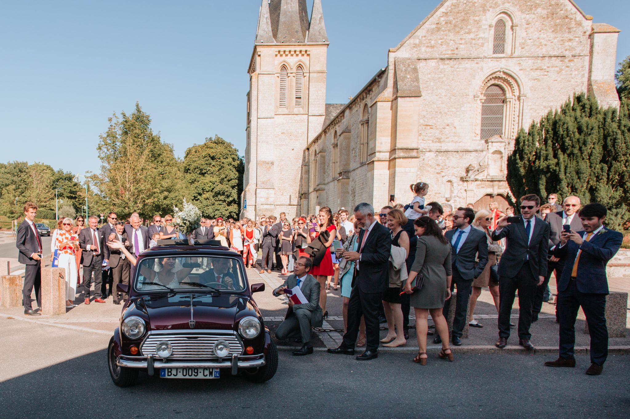 Sortie des mariés austin mini vintage église Touques