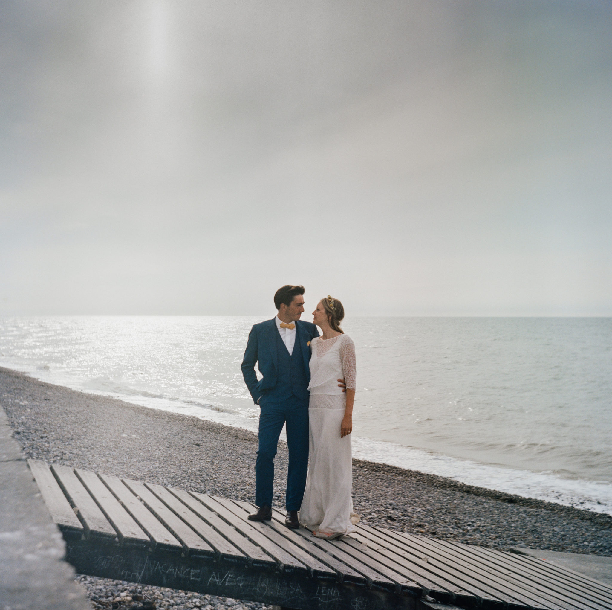 Portrait mariés plage galets St Aubin sur Mer Normandie Lubitel