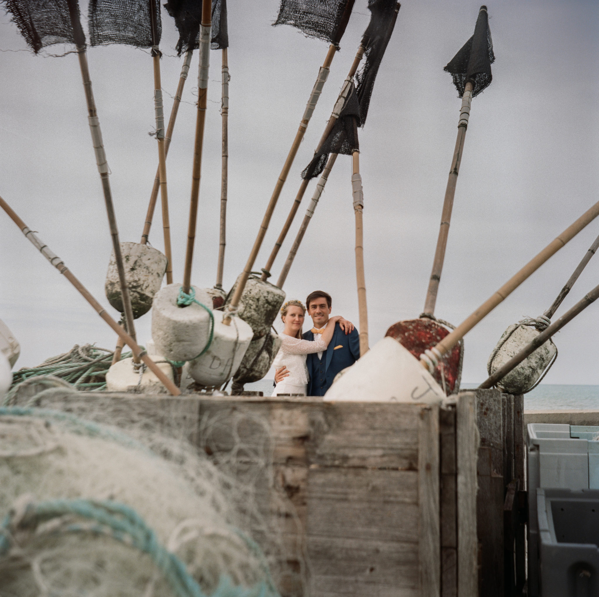 Portrait mariés plage galets St Aubin sur Mer Normandie Lubitel