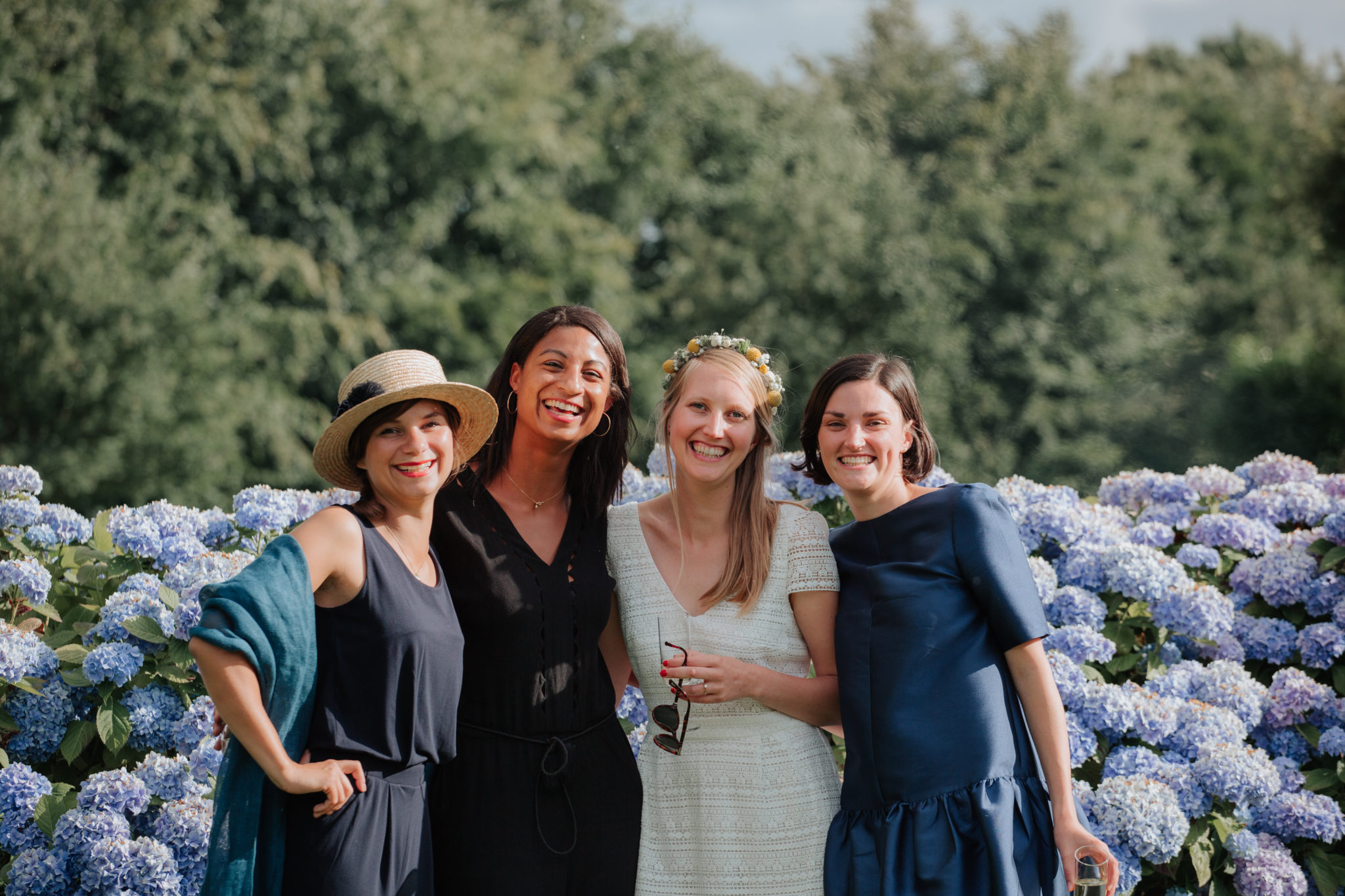 Mariée et témoin mariage civile cocktail barbecue intime petit comité Totes Normandie