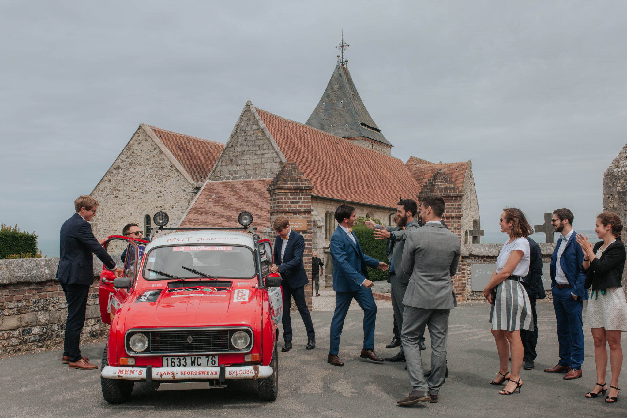 Arrivé marié Renault 4l église Saint Valéry Varengeville sur Mer