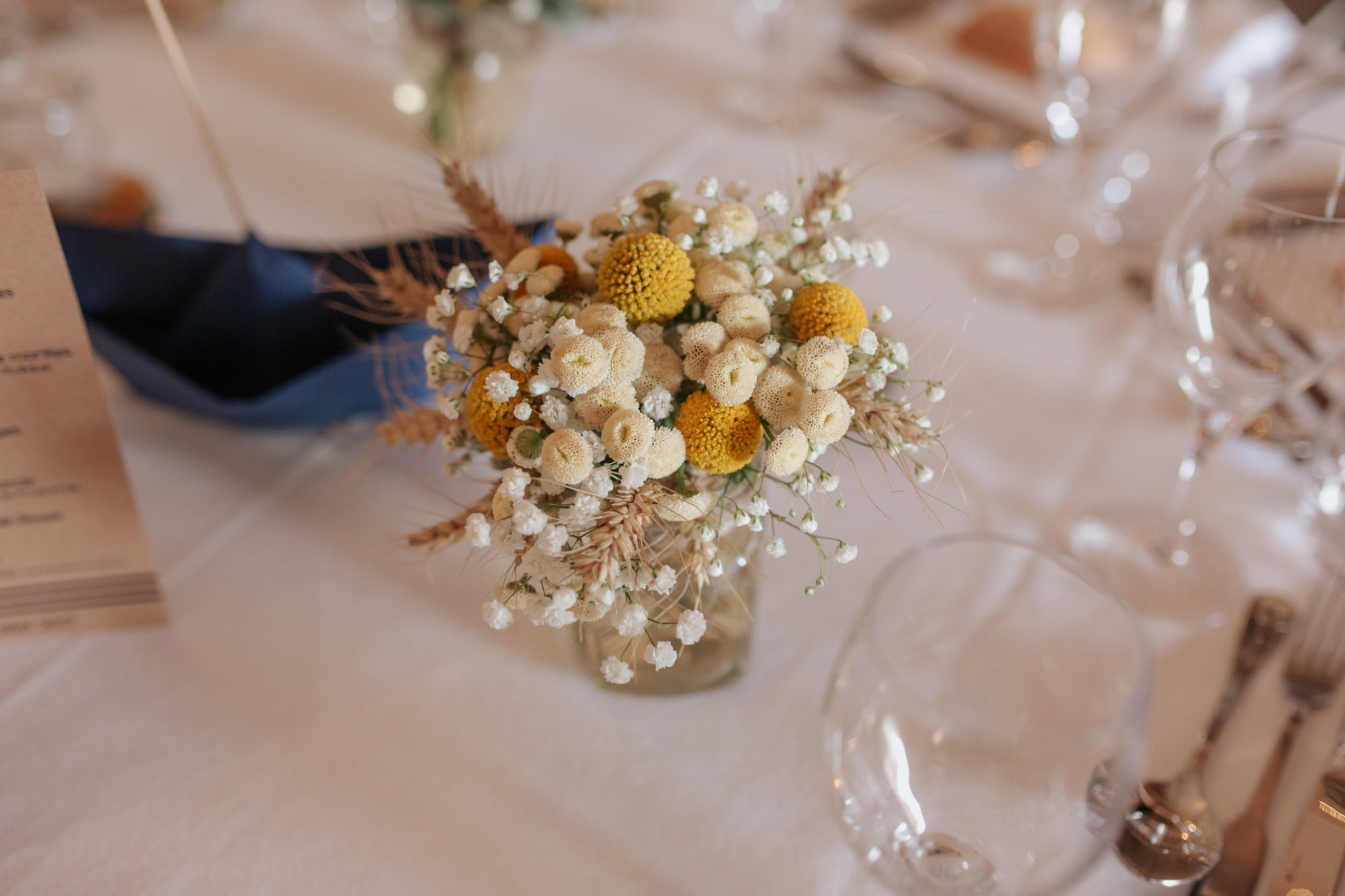 Bouquet centre de table fleurs jaunes et blanches Manoir Ango Varengeville sur Mer