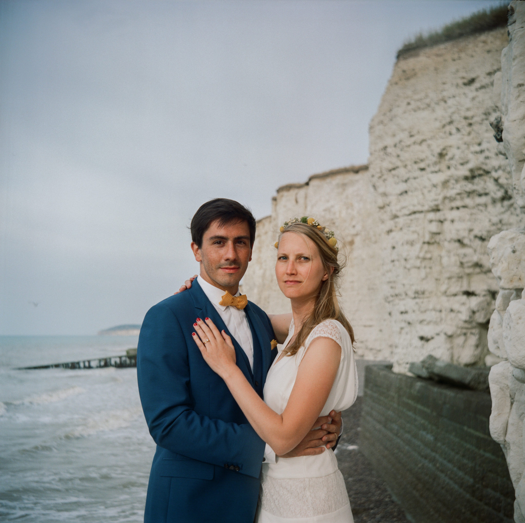 Portrait mariés plage falaise craie St Aubin sur Mer Normandie