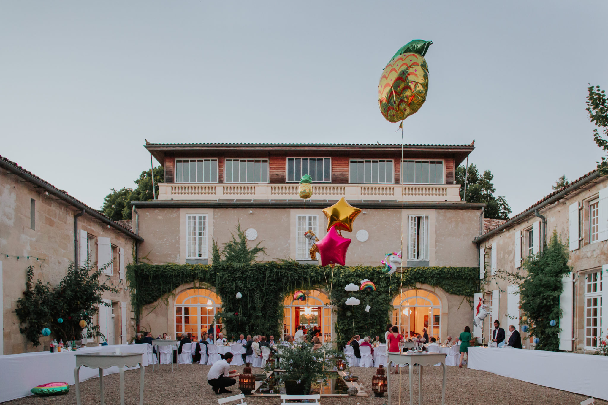 Dîner extérieur terrasse Chateau de Pirey Dordogne