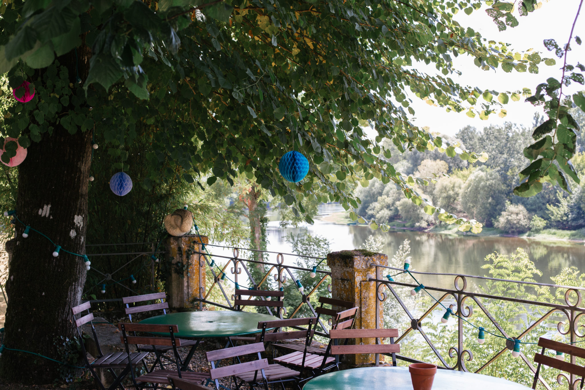 Vue terrasse guinguette Chateau Pitray Dordogne