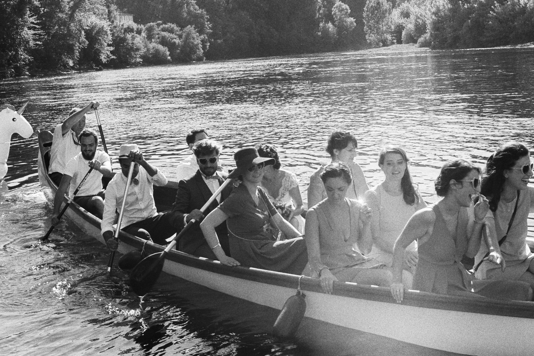 Départ des mariés et témoins en barque et bouées licorne Pessac sur Dordogne