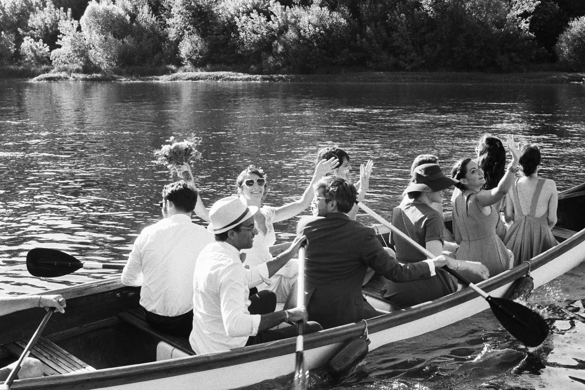 Départ des mariés et témoins en barque et bouées licorne Pessac sur Dordogne