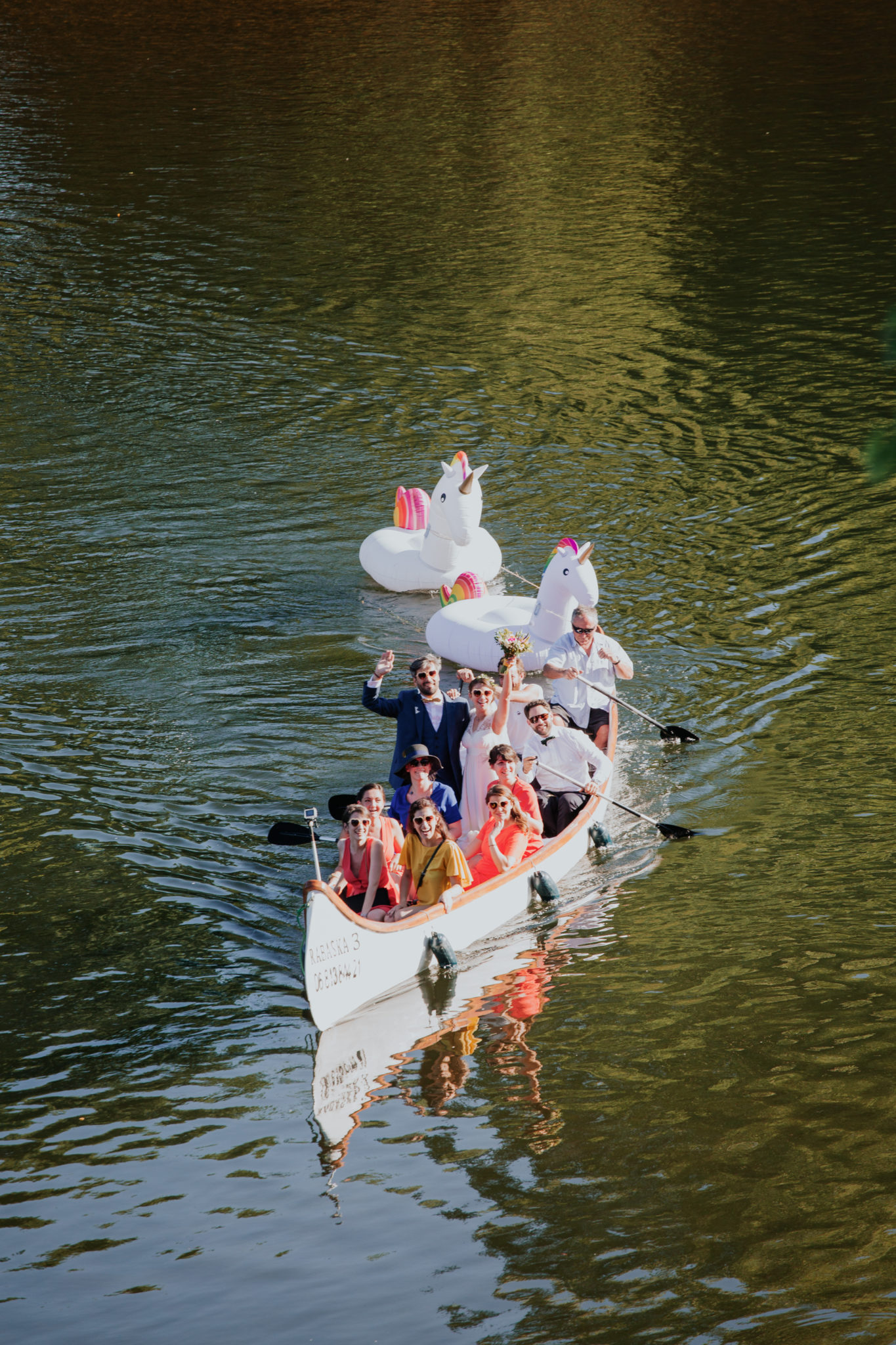 Arrivée des mariés et témoins en barque et bouées licorne Chateau de Pirey Dordogne