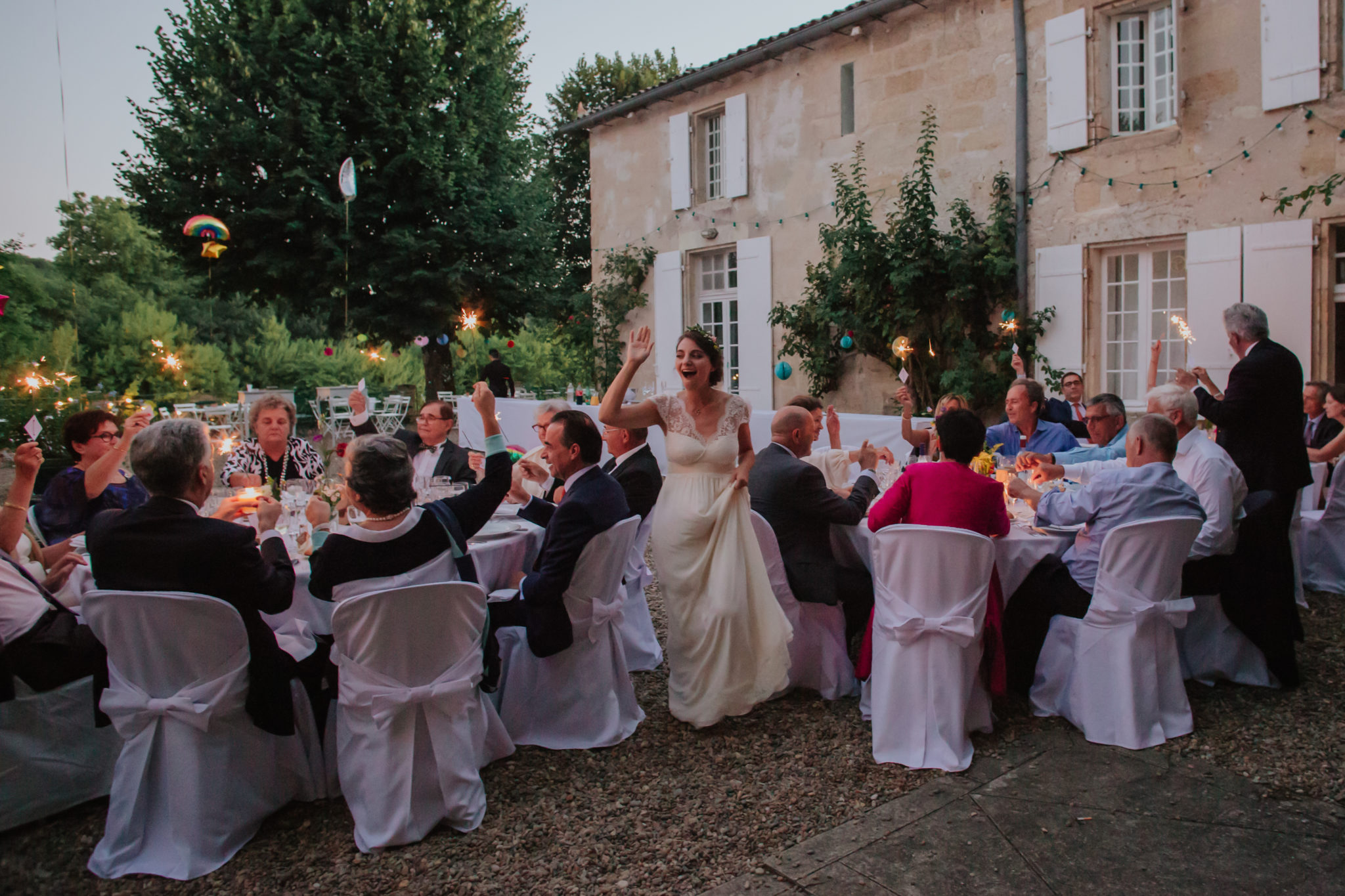Entrée mariée scintillants dîner Chateau de Pirey Dordogne