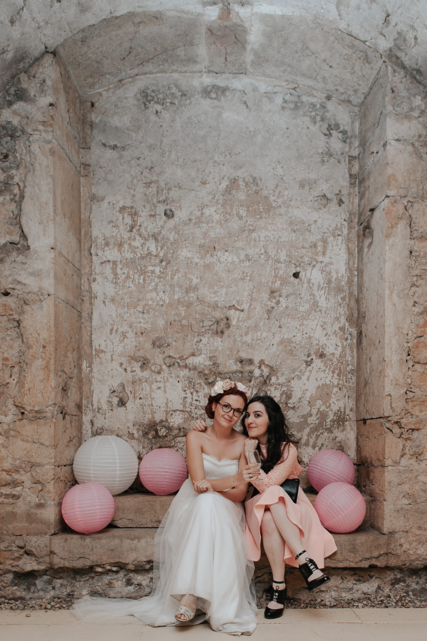 Mariée et bridesmaid cocktail Domaine de l'Ordre des Compagnons du Beaujolais Lacenas