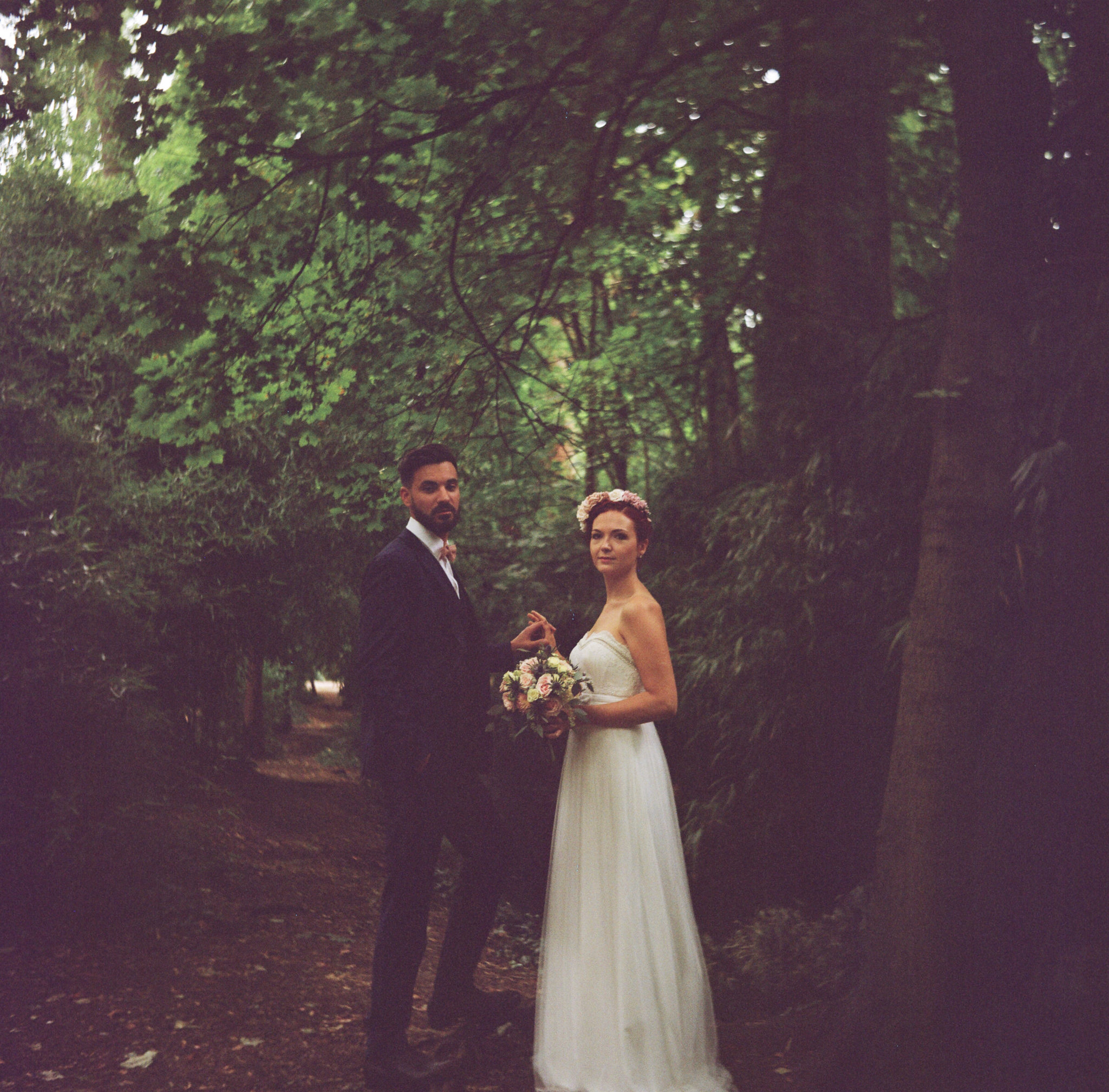 Portrait mariés alliances Lyon parc Tête d'or bois lubitel