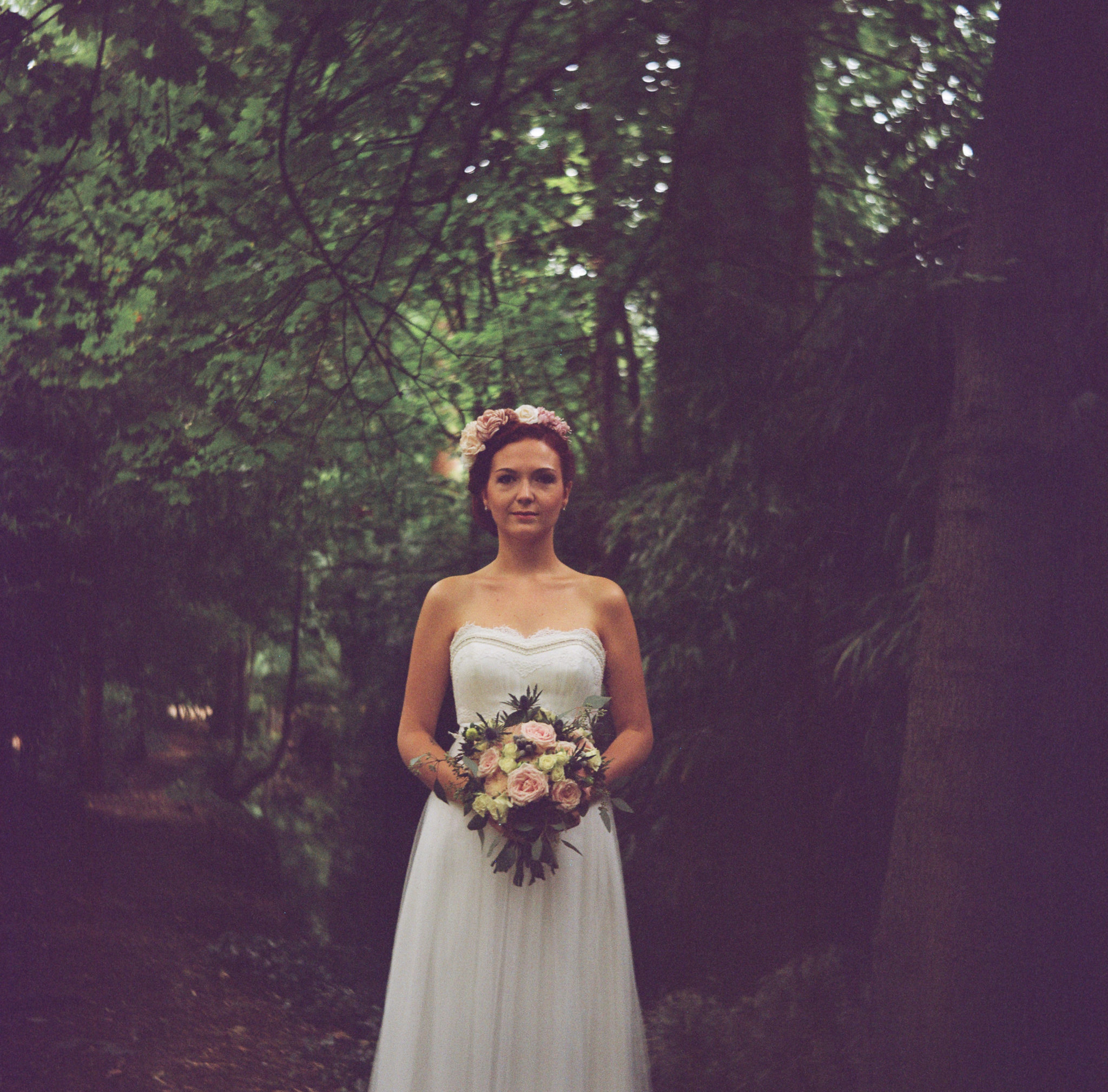 Portrait mariée alliances Lyon parc Tête d'or bois lubitel