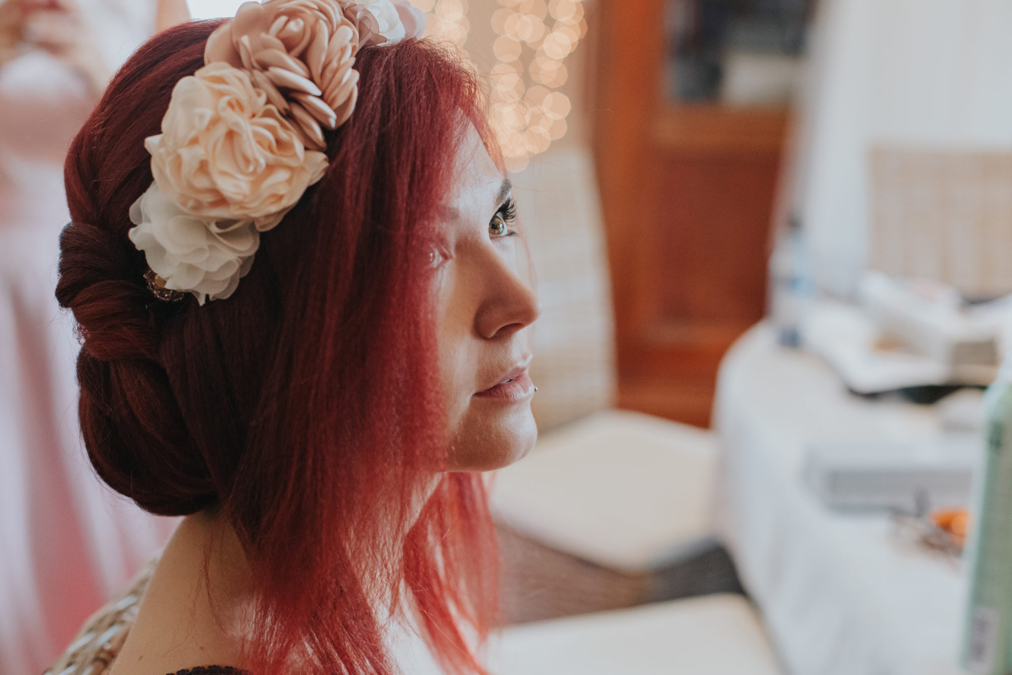 Mariée cheveux rouges couronnes fleurs tissu préparatifs coiffure mariage Lyon Beaujolais