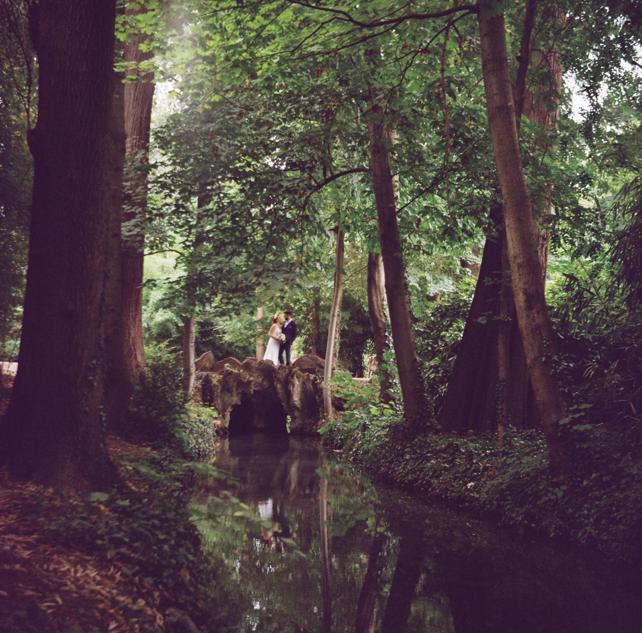 Portrait mariés Lyon parc Tête d'or bois lubitel