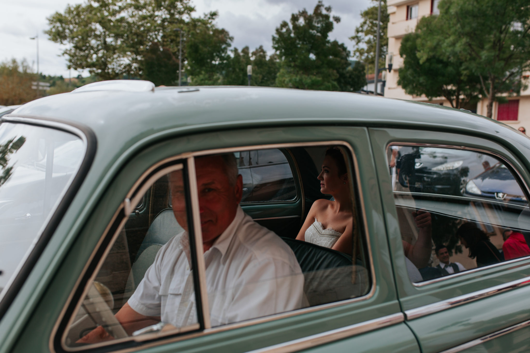 Arrivée mariée Fontaine-sur-Saône Lyon Beaujolais peugeot 403 vintage vert