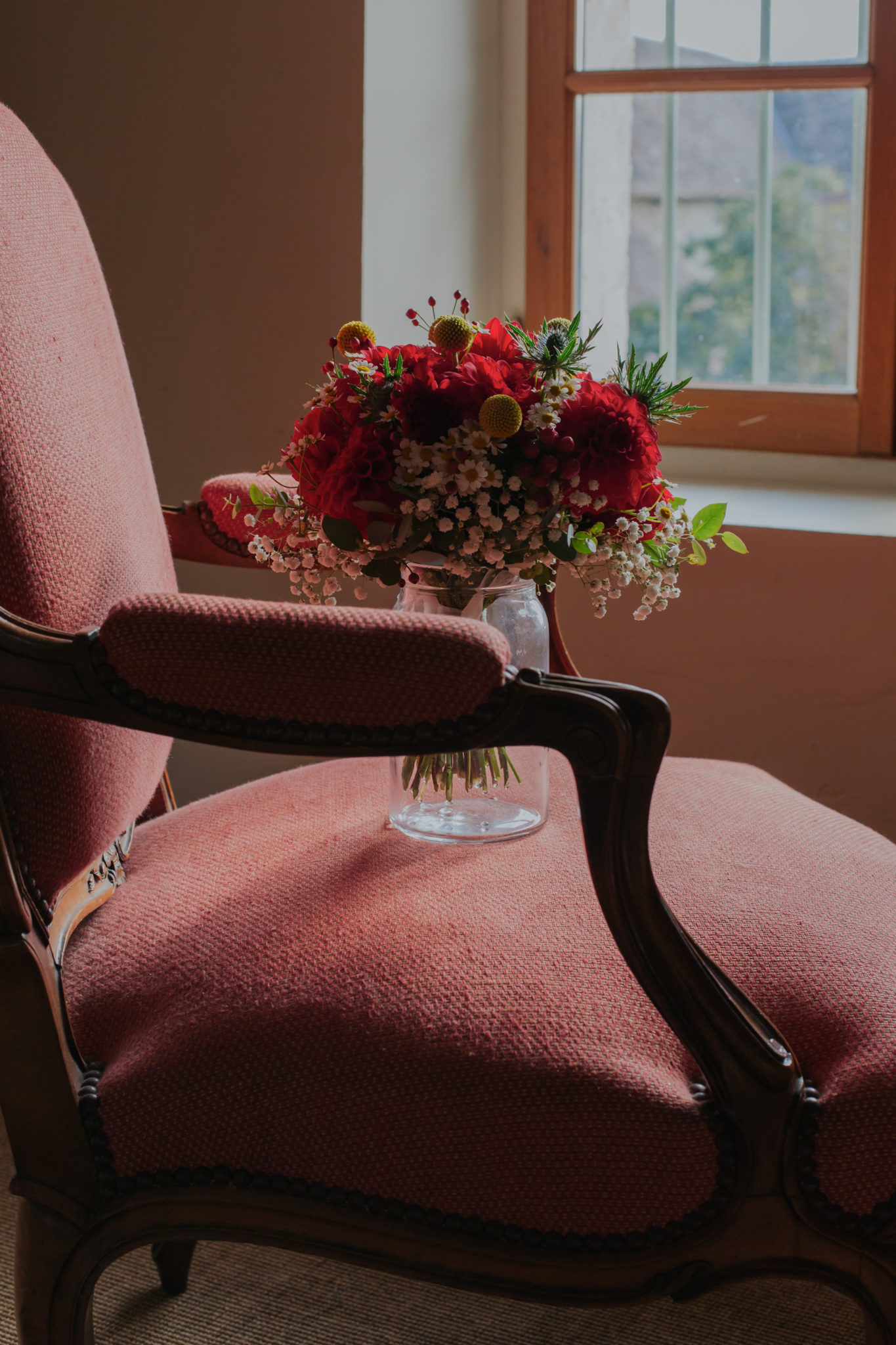 Bouquet mariée fleurs rouges Mariage 50s Domaine Mauvoisin Lommoye