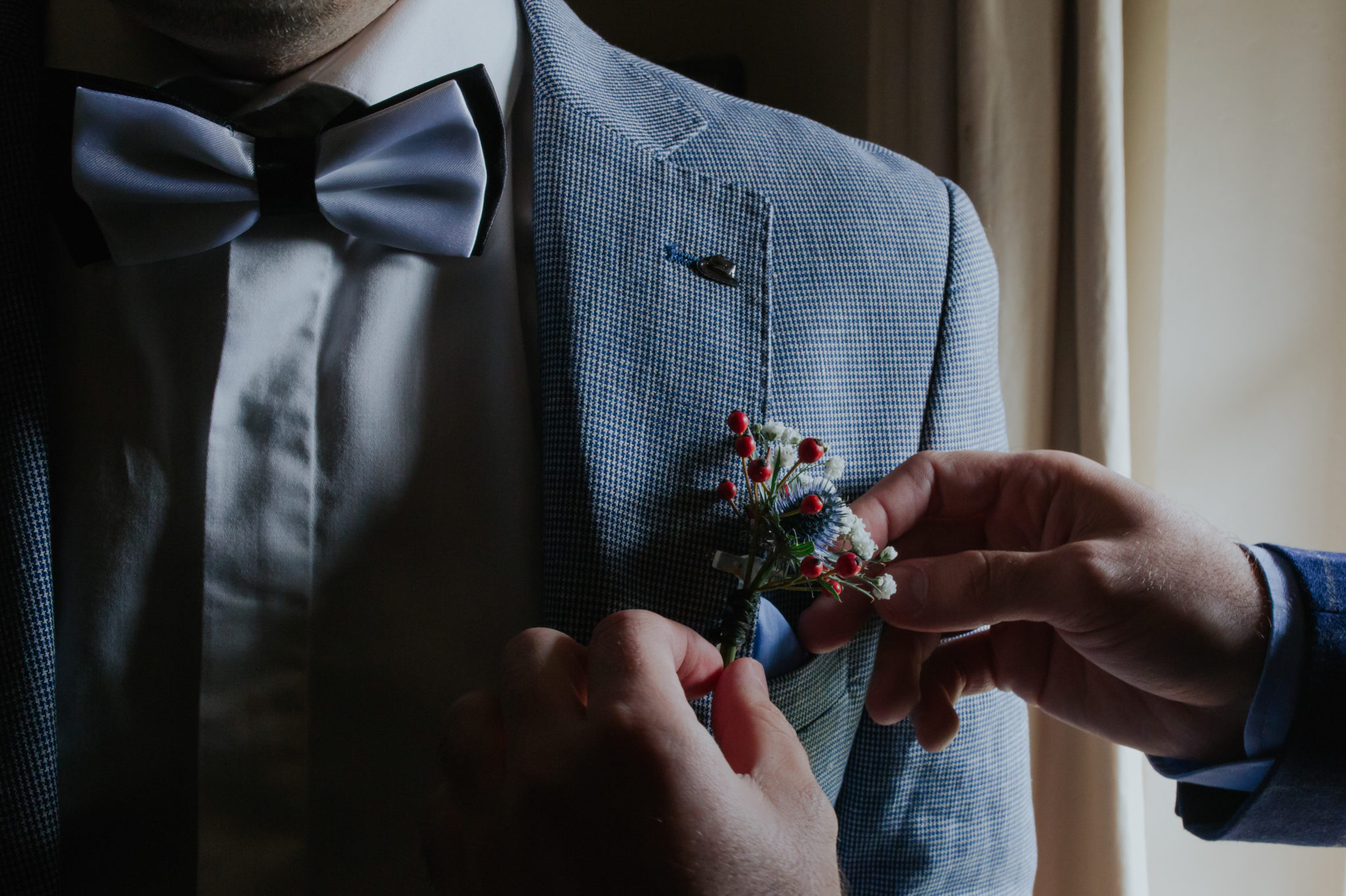 Préparatifs marié boutonnière fleurs tricolores bleu blanc rougeMariage 50s Domaine Mauvoisin Lommoye