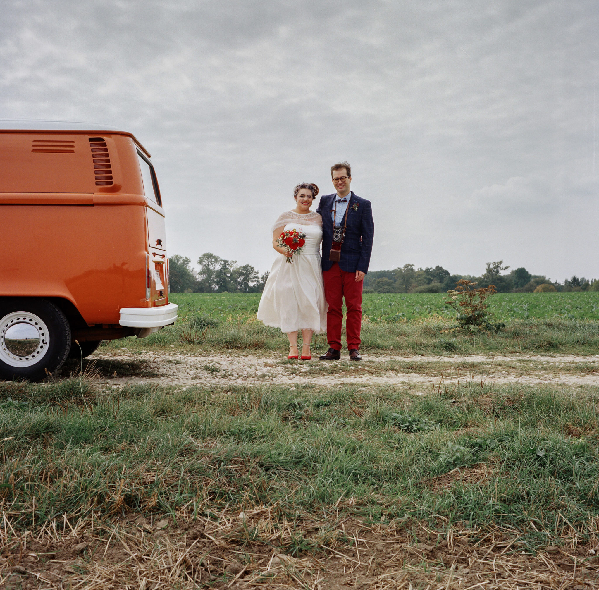 Portrait mariés champ combi vw volkswagen vintage orange Mariage 50s Domaine Mauvoisin Lommoye