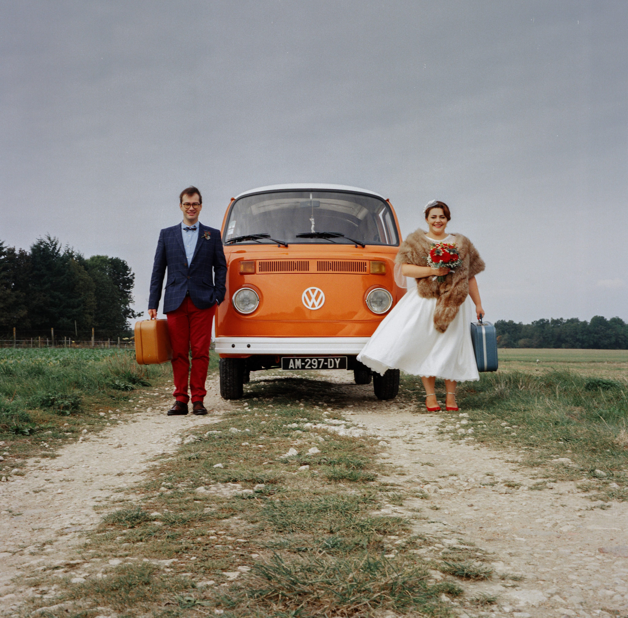 Portrait mariés champ combi vw volkswagen vintage orange Mariage 50s Domaine Mauvoisin Lommoye