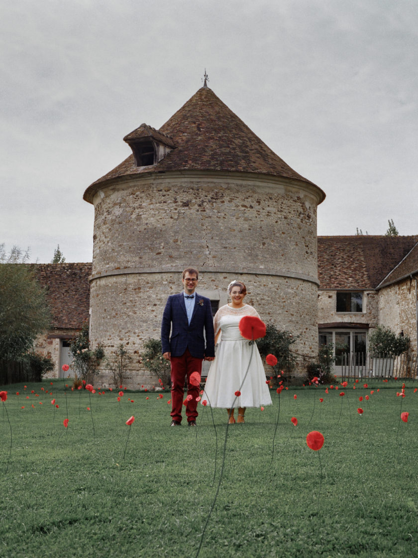 Portrait mariés coquelicots papier colombier Mariage 50s Domaine Mauvoisin Lommoye