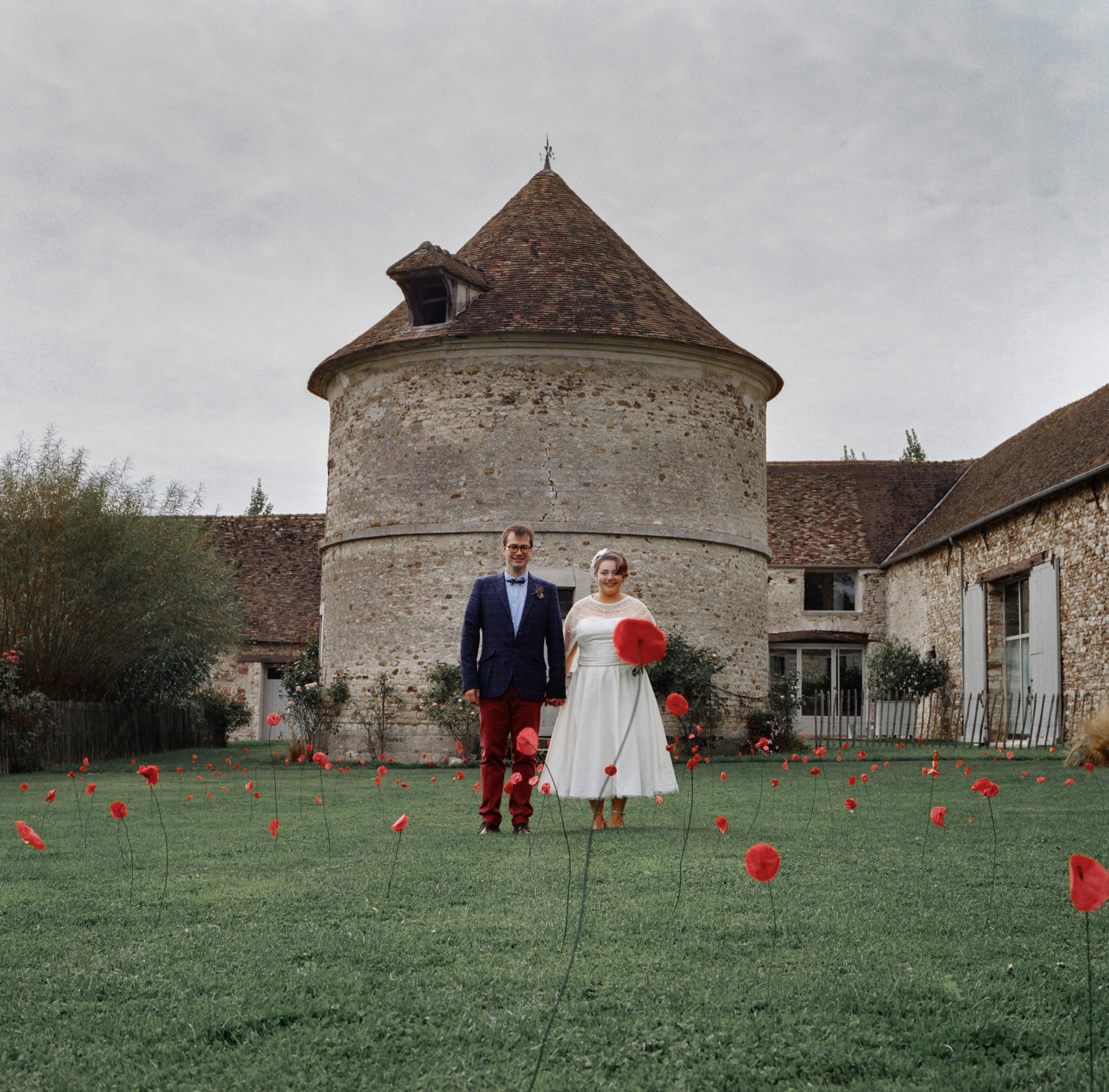 Portrait mariés coquelicots papier colombier Mariage 50s Domaine Mauvoisin Lommoye