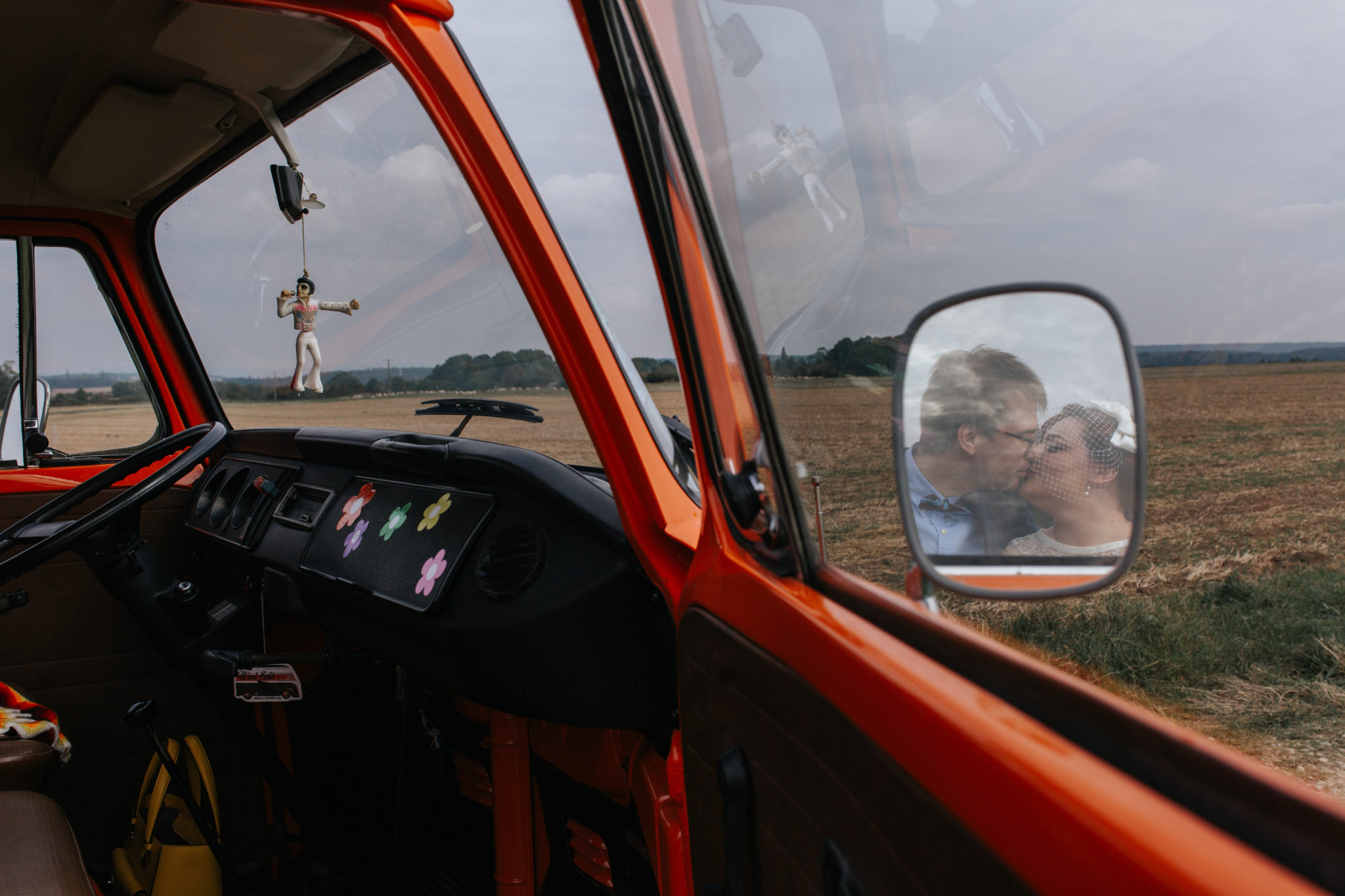 Baiser mariés champ combi vw volkswagen vintage orange Mariage 50s Domaine Mauvoisin Lommoye