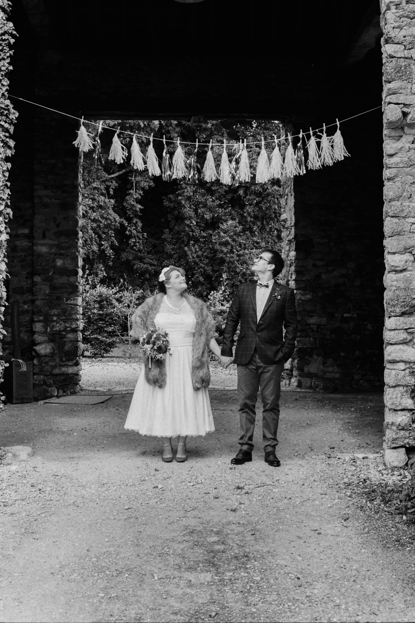 Portrait mariés grange pompons paillettes glitter Mariage 50s Domaine Mauvoisin Lommoye