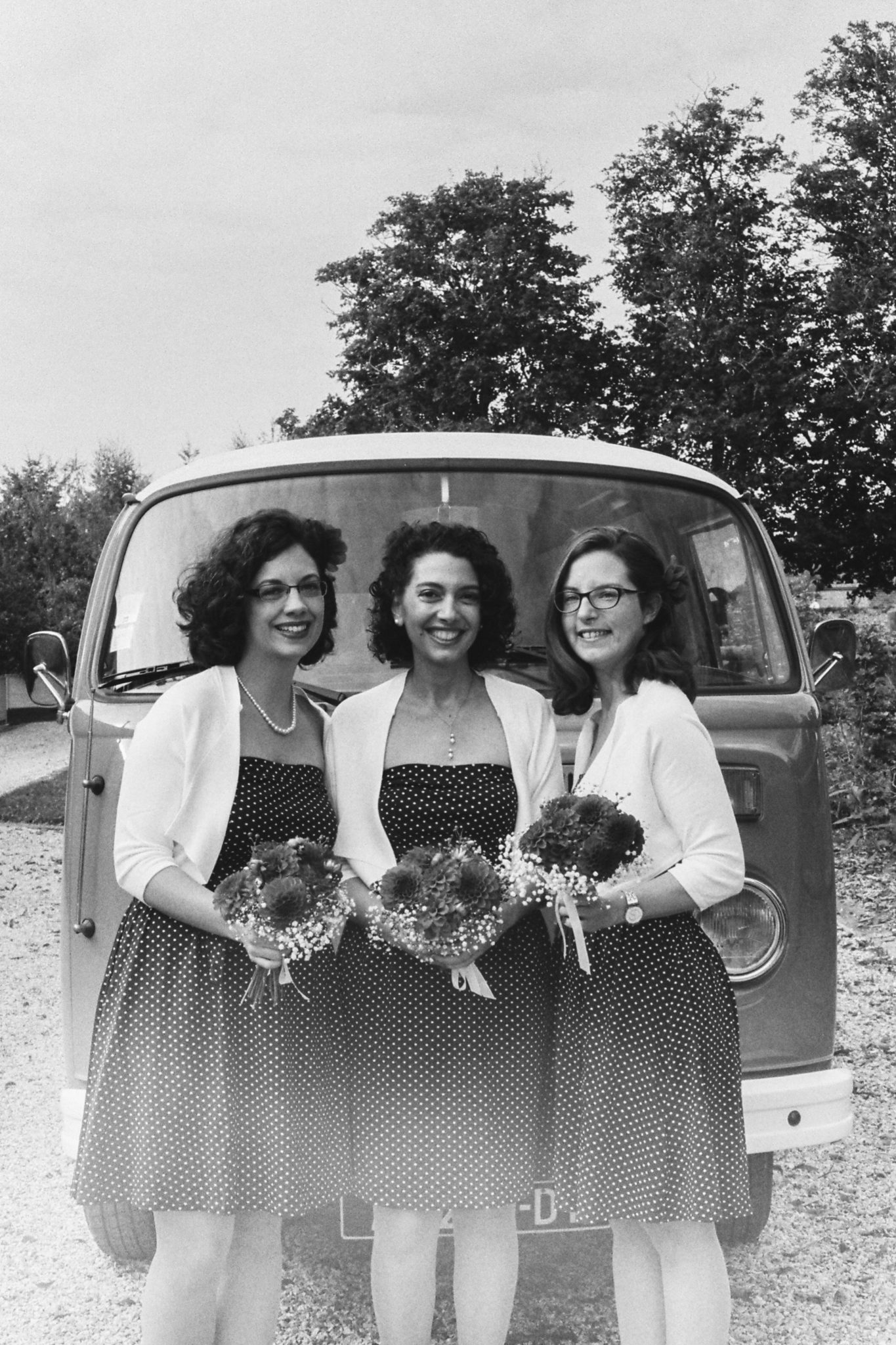 Portrait bridesmaids témoins robe noire pois blancs combi vw volkswagen vintage orange Mariage 50s Domaine Mauvoisin Lommoye