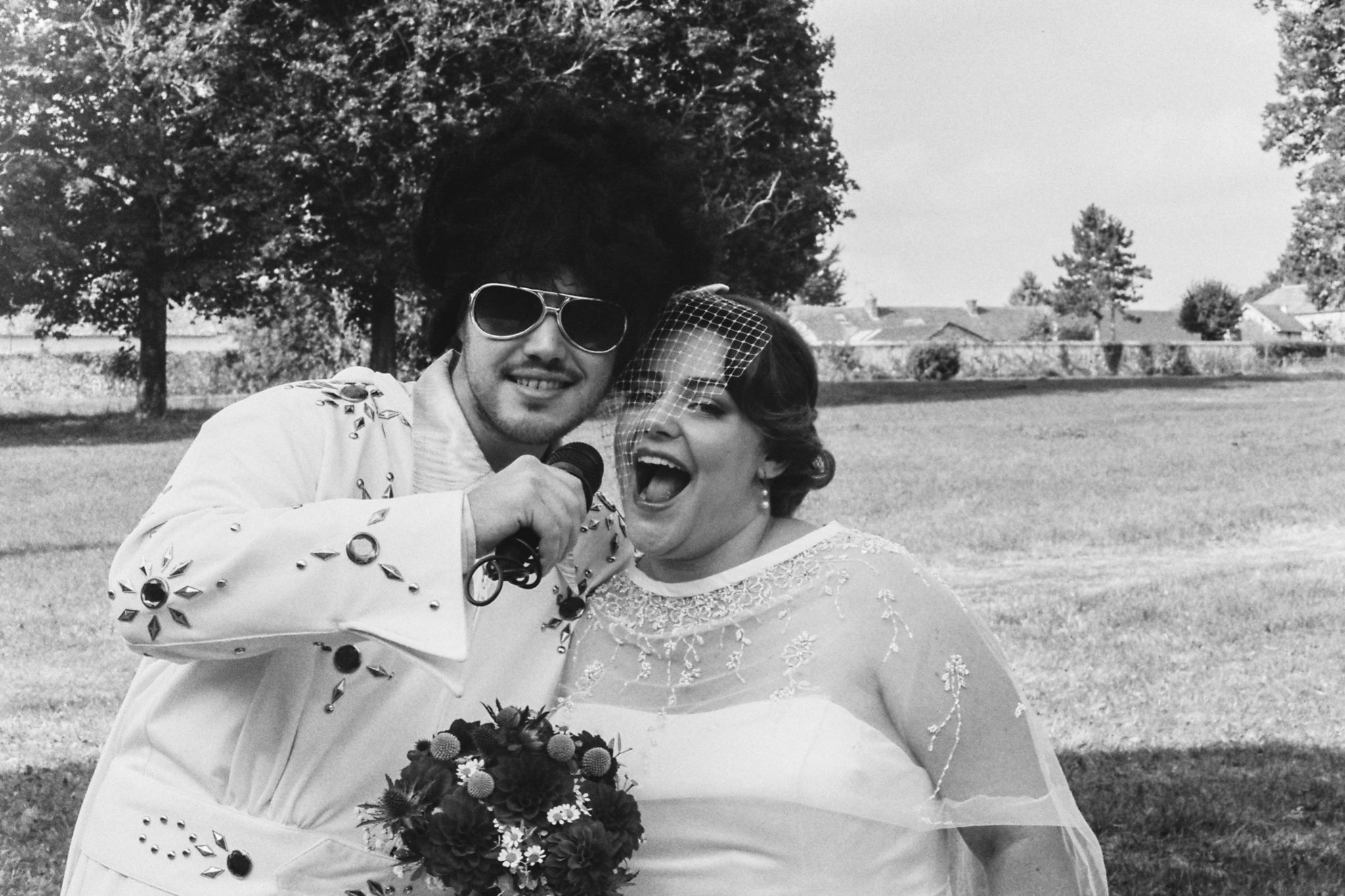 Portrait mariée officiant Elvis King Mariage 50s Domaine Mauvoisin Lommoye