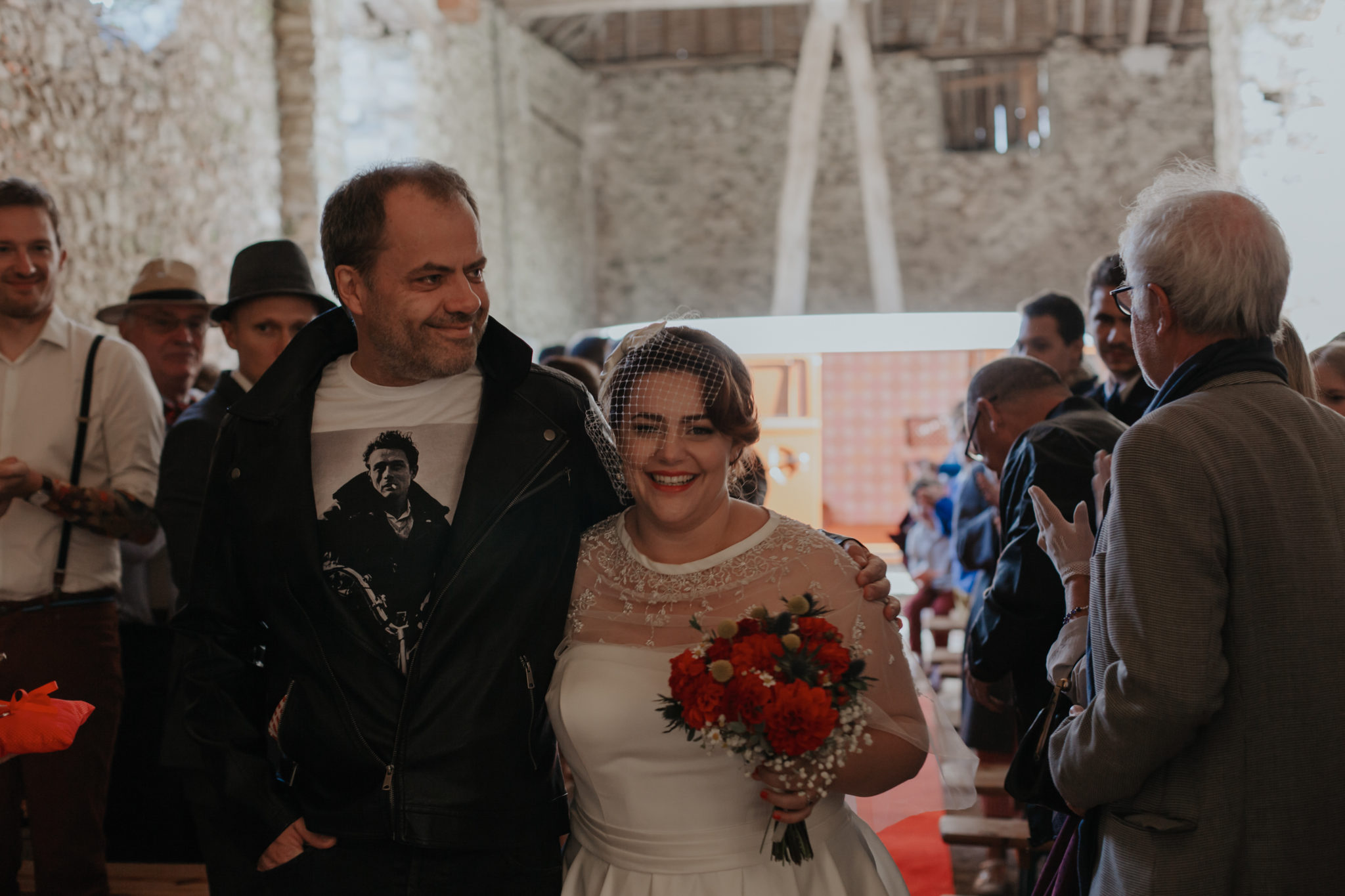 Entrée mariée et son père Mariage 50s Domaine Mauvoisin Lommoye