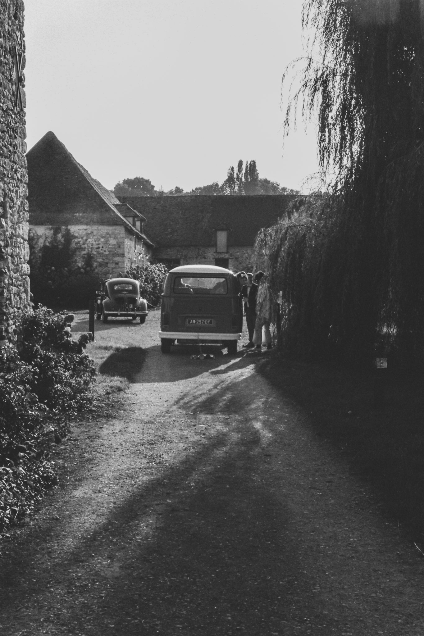 Sortie marié Cérémonie laïque émotions mariés combi vw volkswagen vintage orange Mariage 50s Domaine Mauvoisin Lommoye