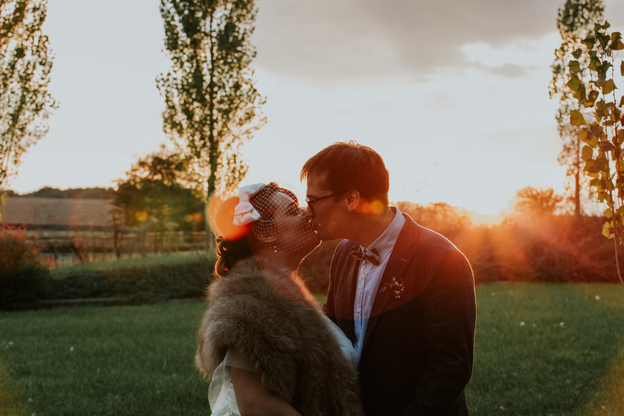 Baiser mariés sunset golden hour coucher soleil Mariage 50s Domaine Mauvoisin Lommoye