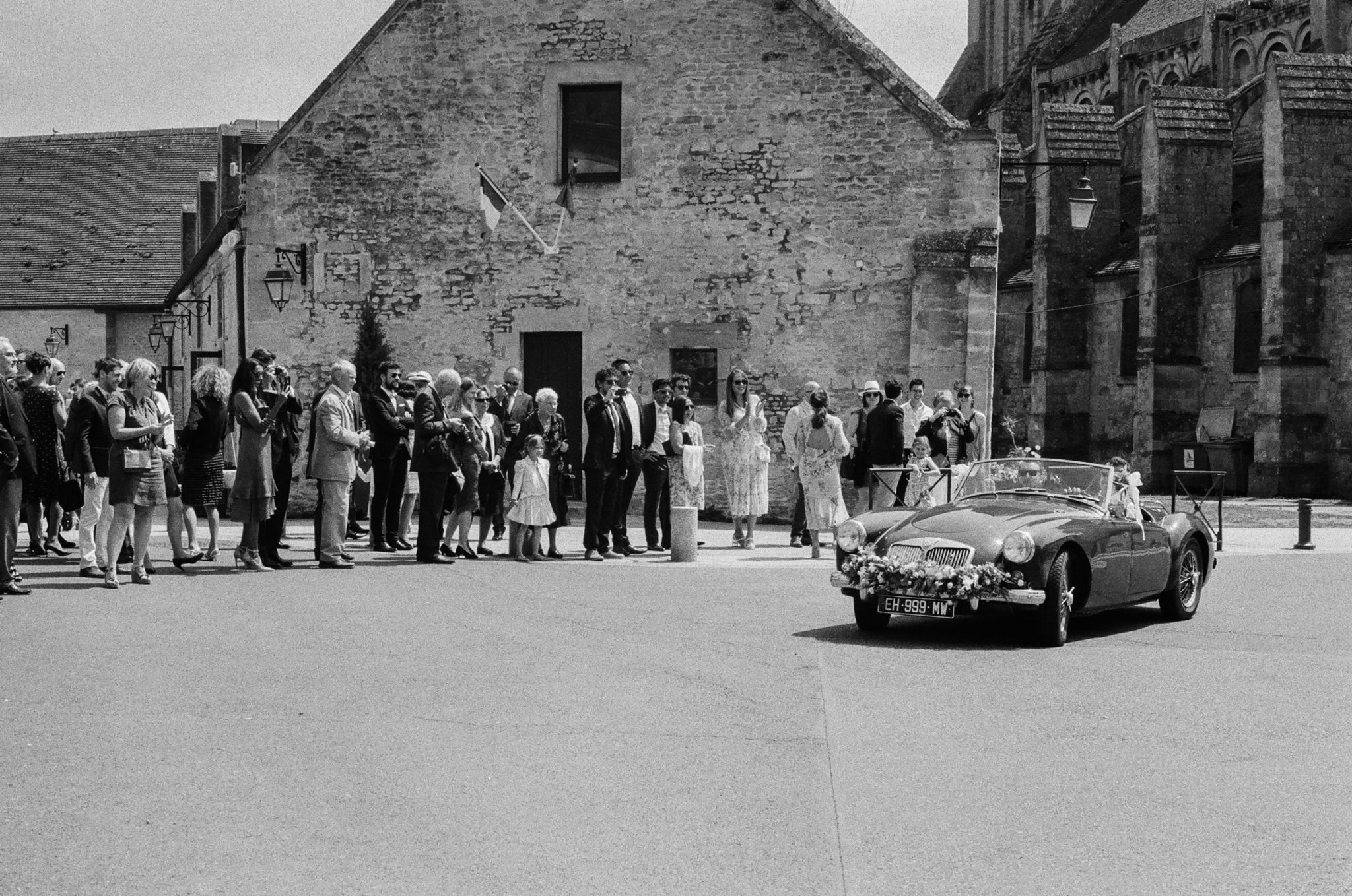 Arrivée du marié MG décapotable mairie Ouistreham film analogue noir et blanc