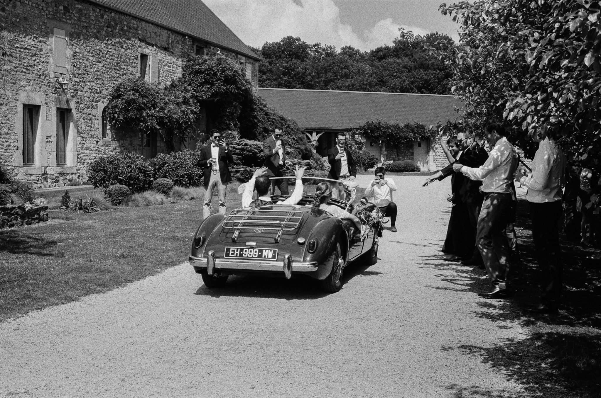 Arrivée des mariés MG verte décapotable Grange d'Espins film analogue noir et blanc