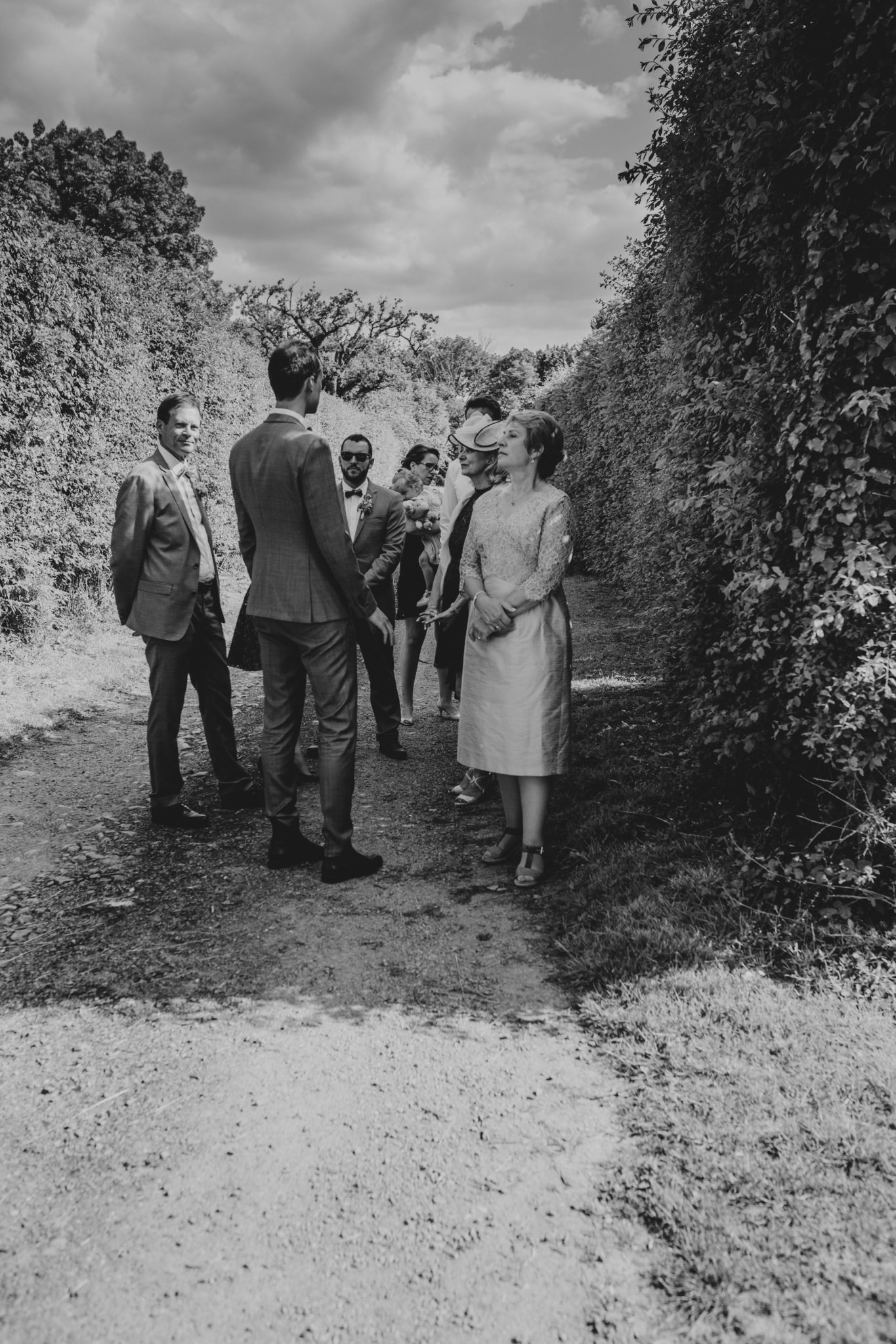 Cortège marié, sa mère témoins cérémonie laïque verger jardin grange d'Espins