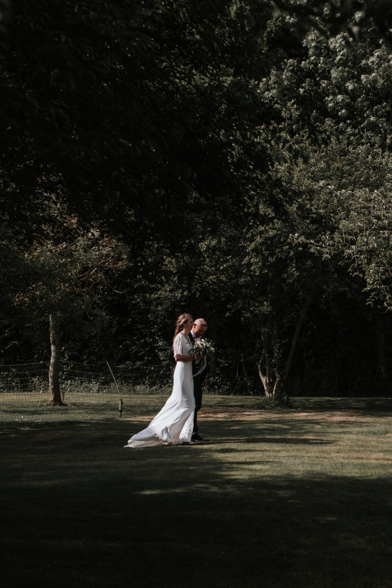 Arrivée mariée et son père cérémonie laïque verger jardin grange d'Espins