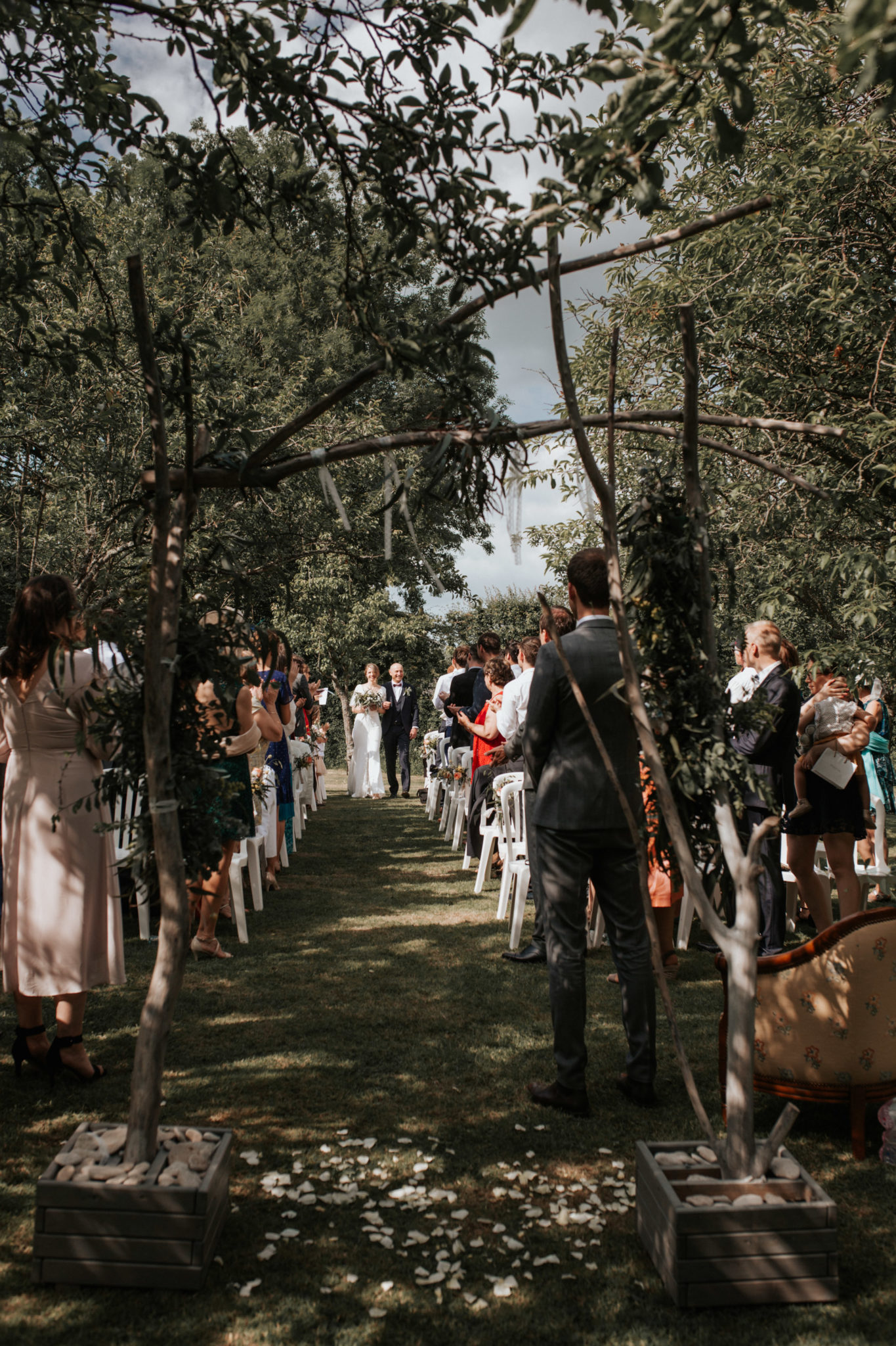 Arrivée mariée et son père cérémonie laïque verger jardin grange d'Espins