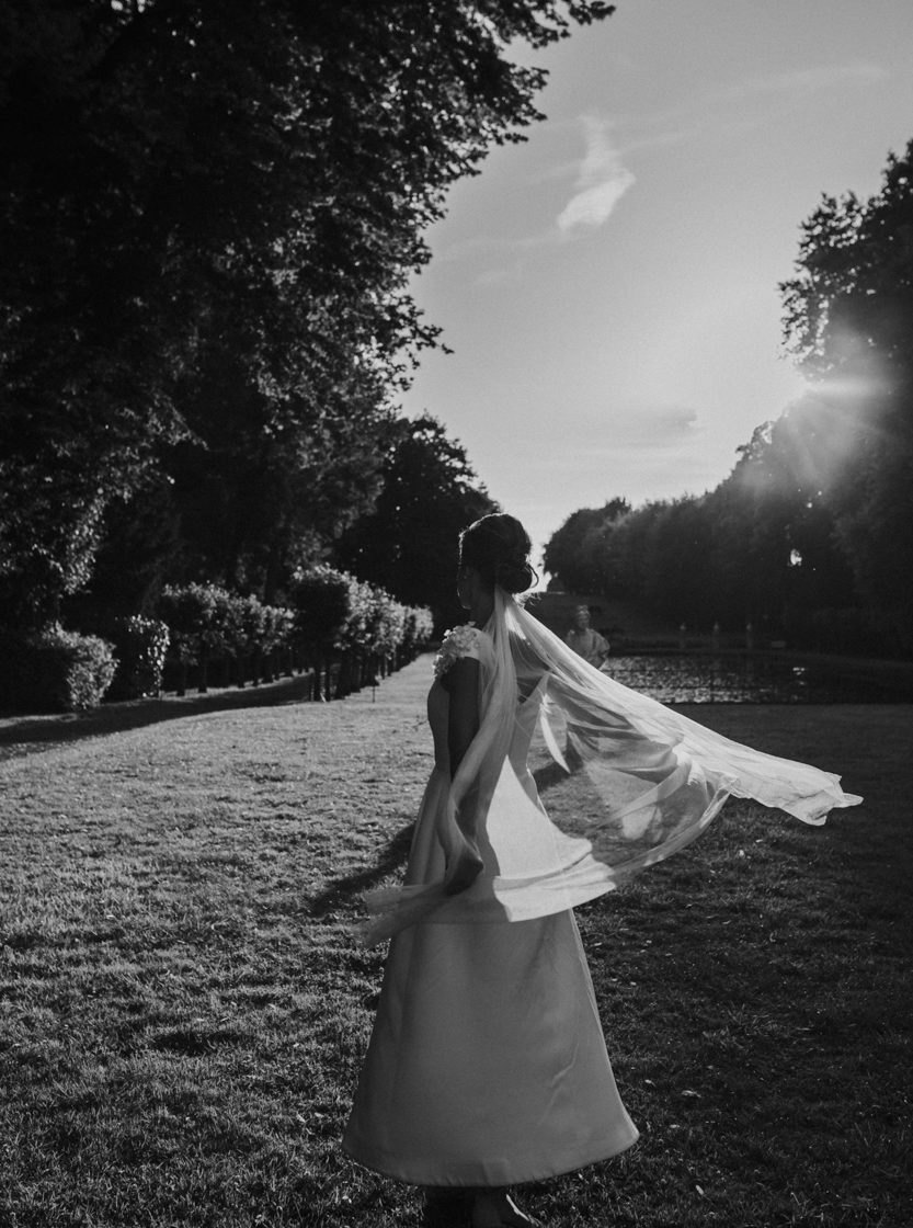 mariée danse avec son voile parc château de canon normandie