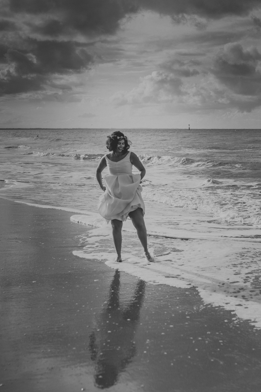 mariée pieds nus plage houlgate mer