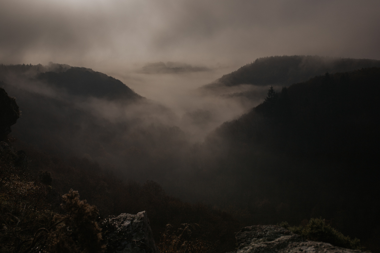 roche d'oetre sous la brume suisse normande automne