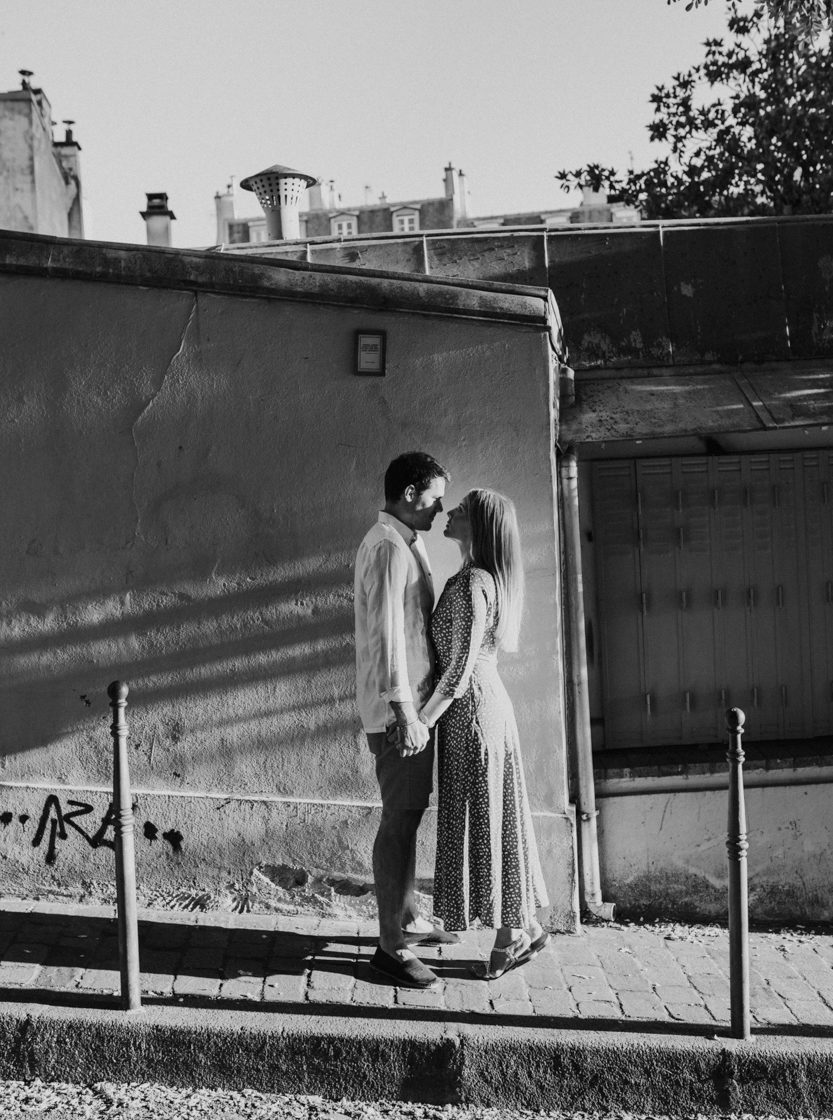 séance engagement ruelle montmartre golden hour