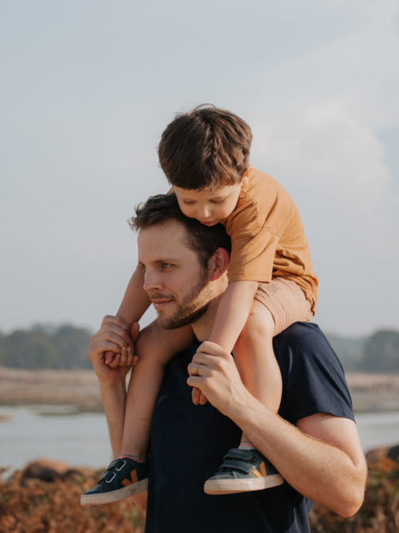 père fils épaule côte grnait rose